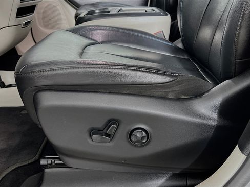Used 2021 Chrysler Pacifica Touring-L FWD image 19