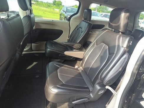 Used 2023 Chrysler Pacifica Touring-L FWD image 6