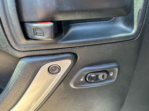 Used 2018 Jeep Wrangler Unlimited Sahara AWD/4WD image 8