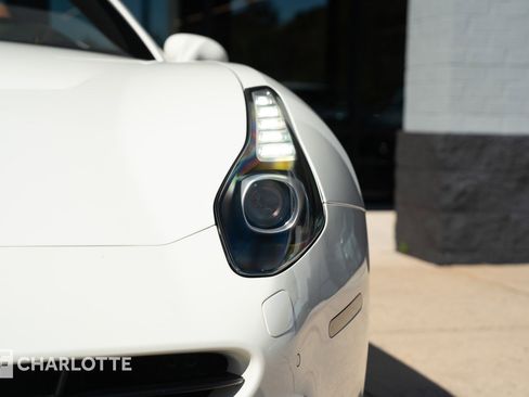 Used 2016 Ferrari California T image 5