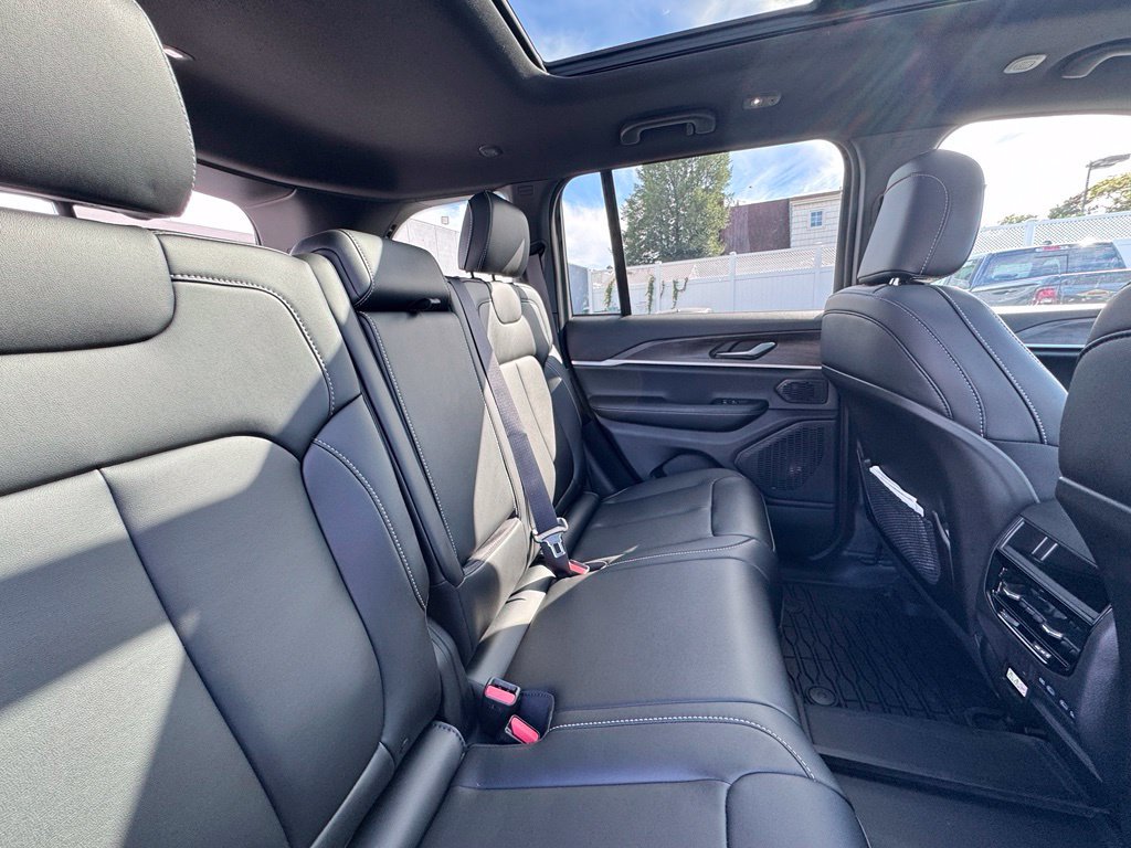 New 2026 Jeep Grand Cherokee Limited w/ Limited Altitude Package AWD/4WD image 22