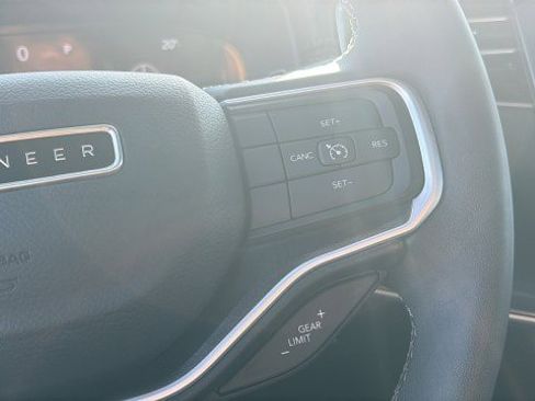 Used 2023 Jeep Wagoneer L 4WD w/ Premium Group I image 17