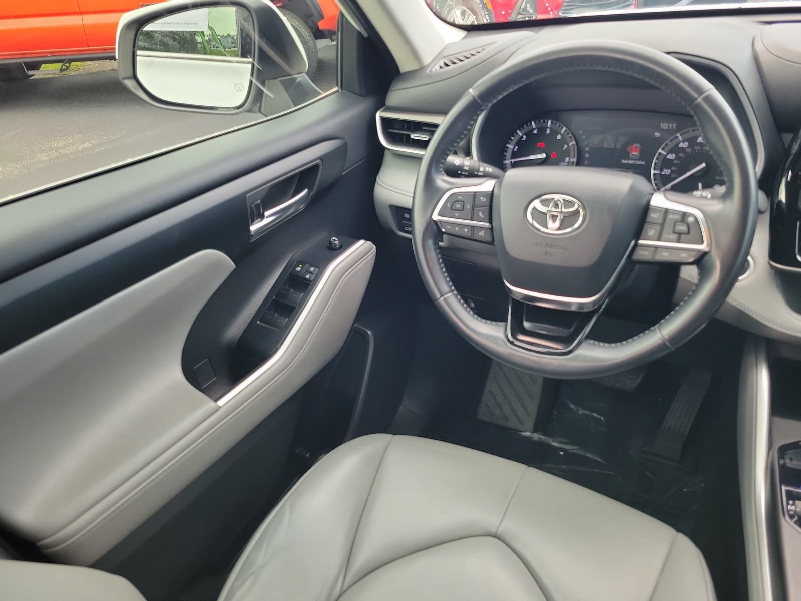 Used 2020 Toyota Highlander XLE AWD/4WD image 16