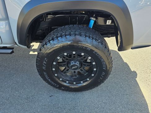 Used 2018 Toyota Tacoma TRD Off-Road w/ Technology Package AWD/4WD image 13