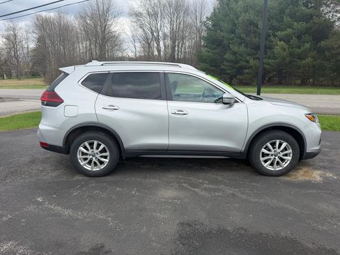 Used 2018 Nissan Rogue SV image 4