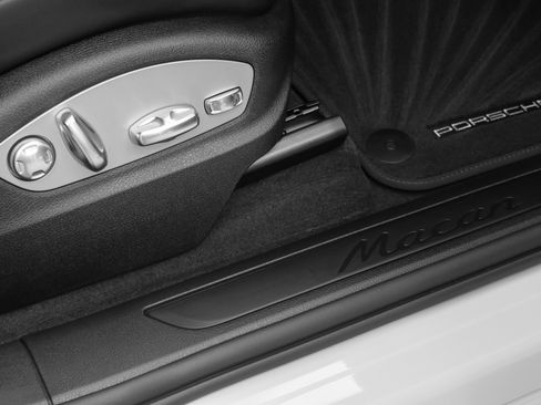 Used 2025 Porsche Macan image 22