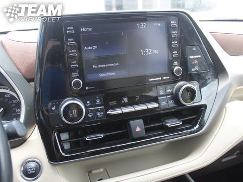 Used 2022 Toyota Highlander XLE AWD/4WD image 17