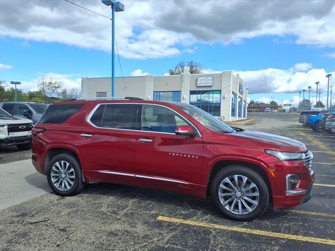 Used 2023 Chevrolet Traverse Premier image 2