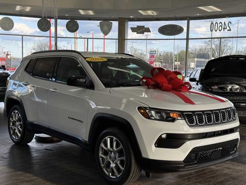 Used 2024 Jeep Compass Latitude AWD/4WD image 1