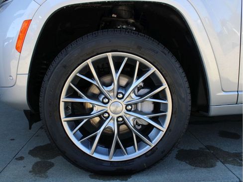New 2025 Jeep Grand Cherokee Summit image 40