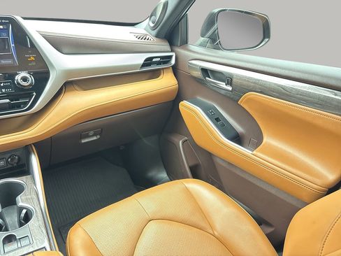 Used 2021 Toyota Highlander Platinum image 16