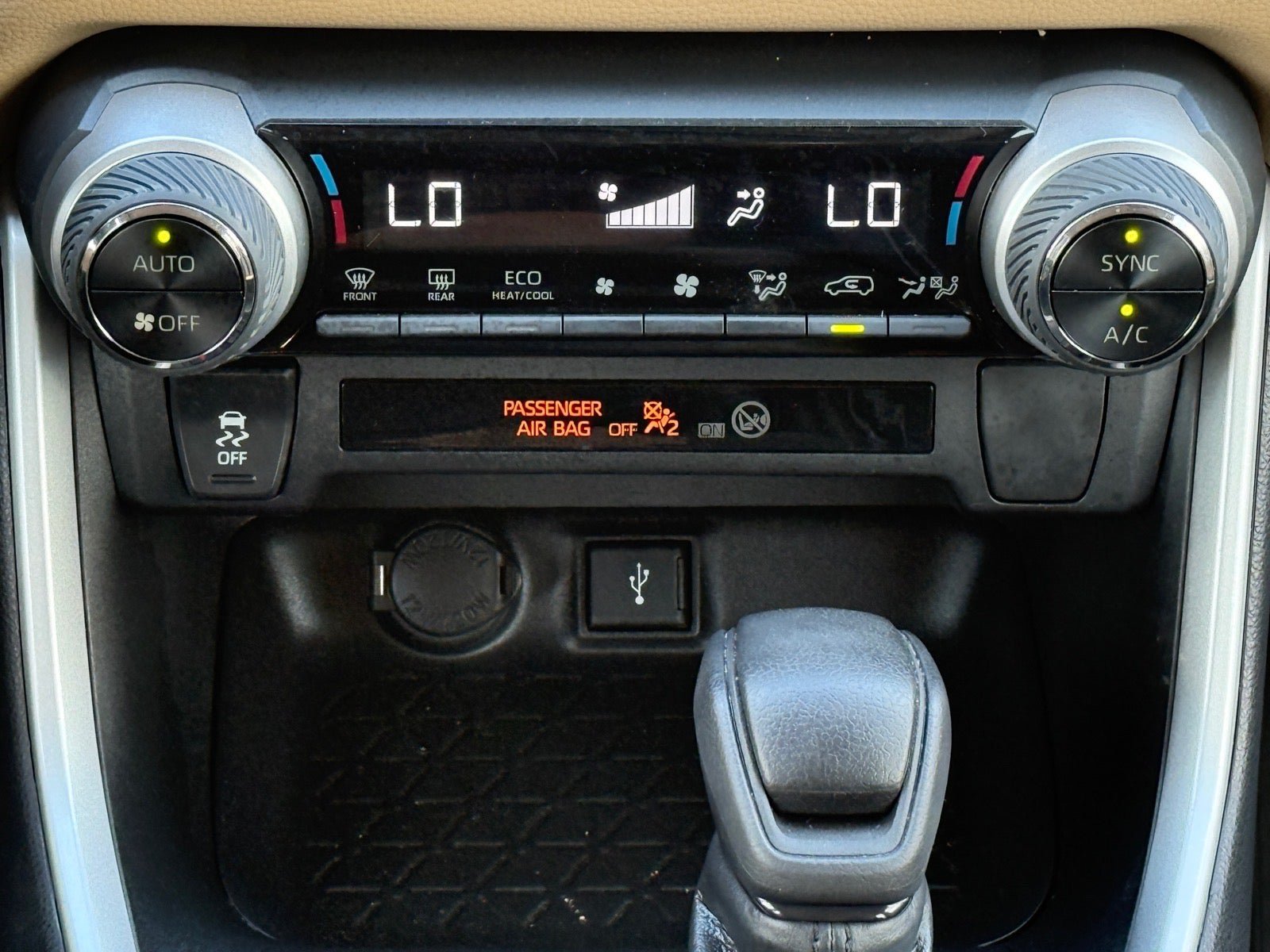 Used 2020 Toyota RAV4 LE w/ All Weather Liner Package AWD/4WD image 26
