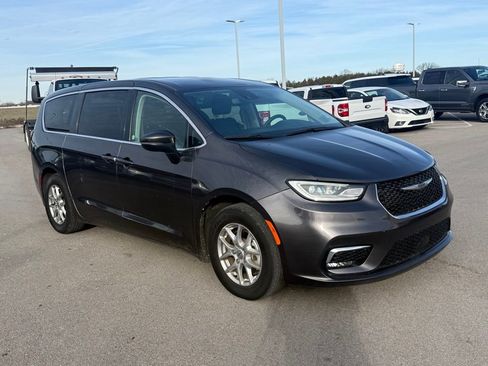 Used 2023 Chrysler Pacifica Touring-L image 2