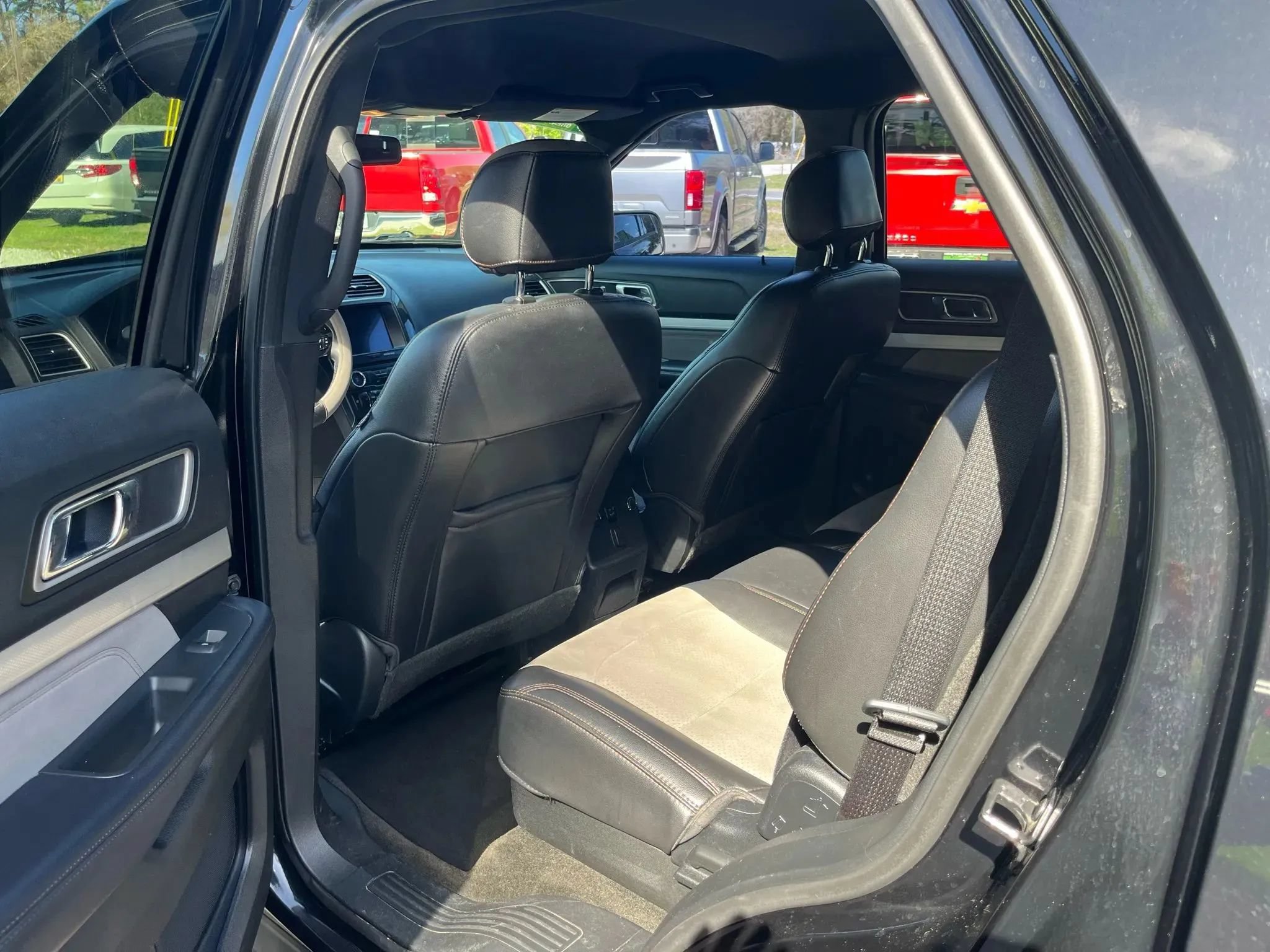 Used 2017 Ford Explorer XLT w/ Equipment Group 202A FWD image 35