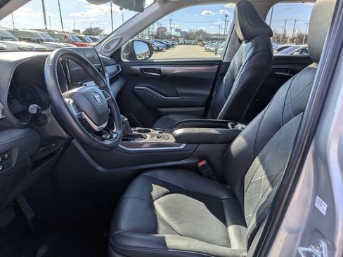 Used 2024 Toyota Highlander Platinum image 26