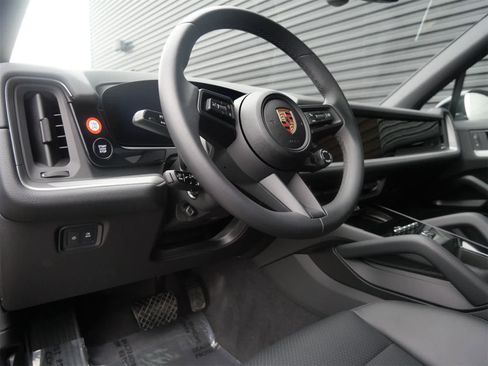 Certified 2025 Porsche Cayenne image 4