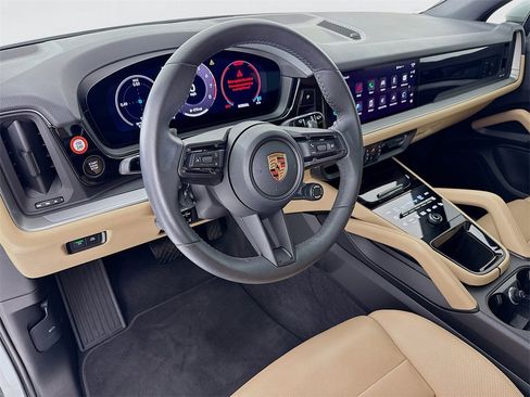Certified 2025 Porsche Cayenne image 4