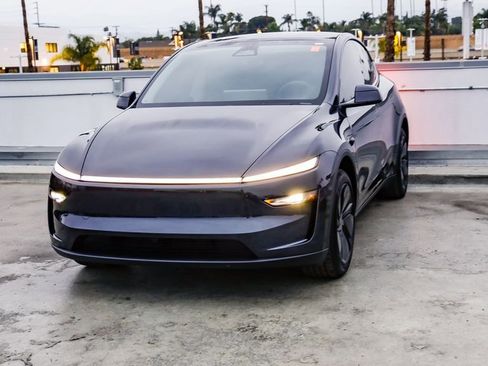 Used 2026 Tesla Model Y Long Range RWD image 4