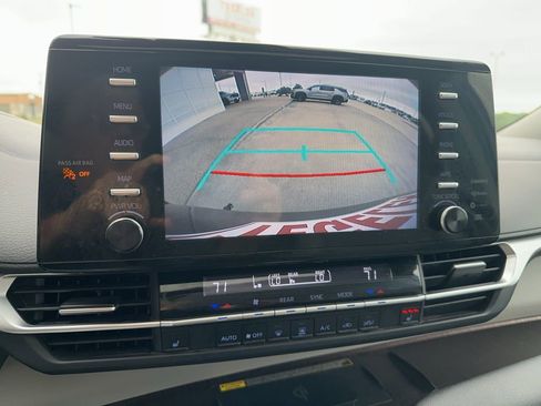 Used 2023 Toyota Sienna XLE w/ XLE Plus Package image 9