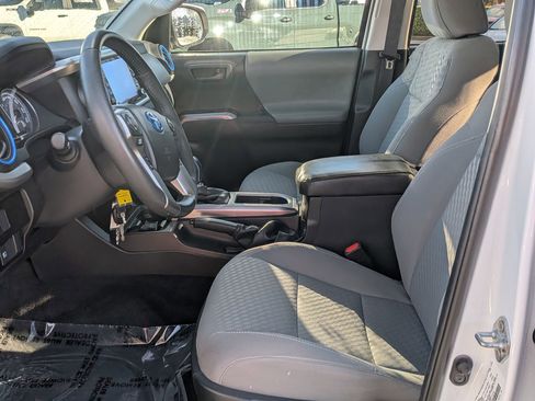 Used 2022 Toyota Tacoma SR5 w/ Technology Package image 16