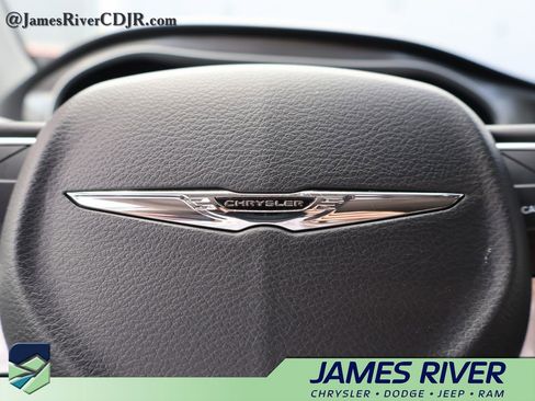 Used 2023 Chrysler Pacifica Touring-L FWD image 26