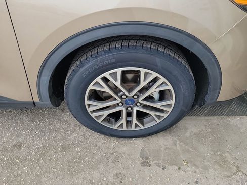 Used 2020 Ford Escape SEL image 2