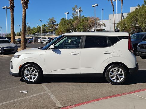 Used 2022 Kia Soul LX w/ Technology Package FWD image 2