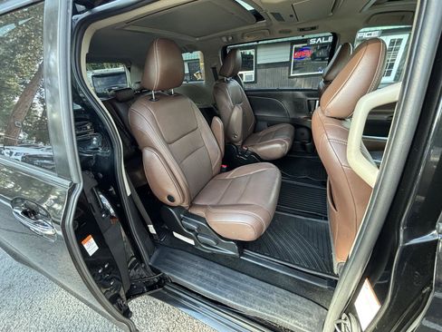 Used 2017 Toyota Sienna Limited Premium AWD/4WD image 10