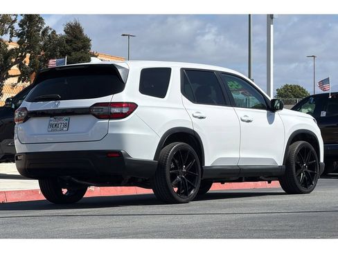 Used 2024 Honda Pilot LX image 4