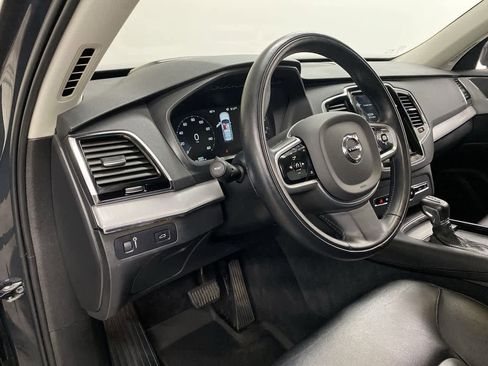 Used 2022 Volvo XC90 T5 Momentum image 2