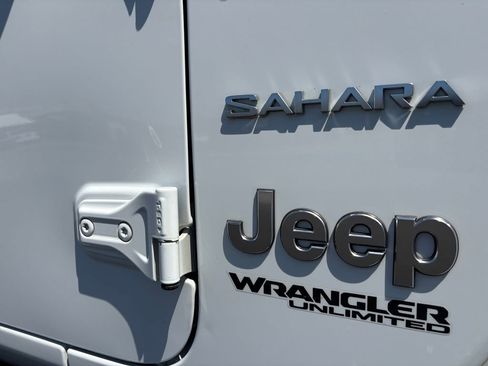 Used 2022 Jeep Wrangler Unlimited Sahara w/ Cold Weather Group AWD/4WD image 8