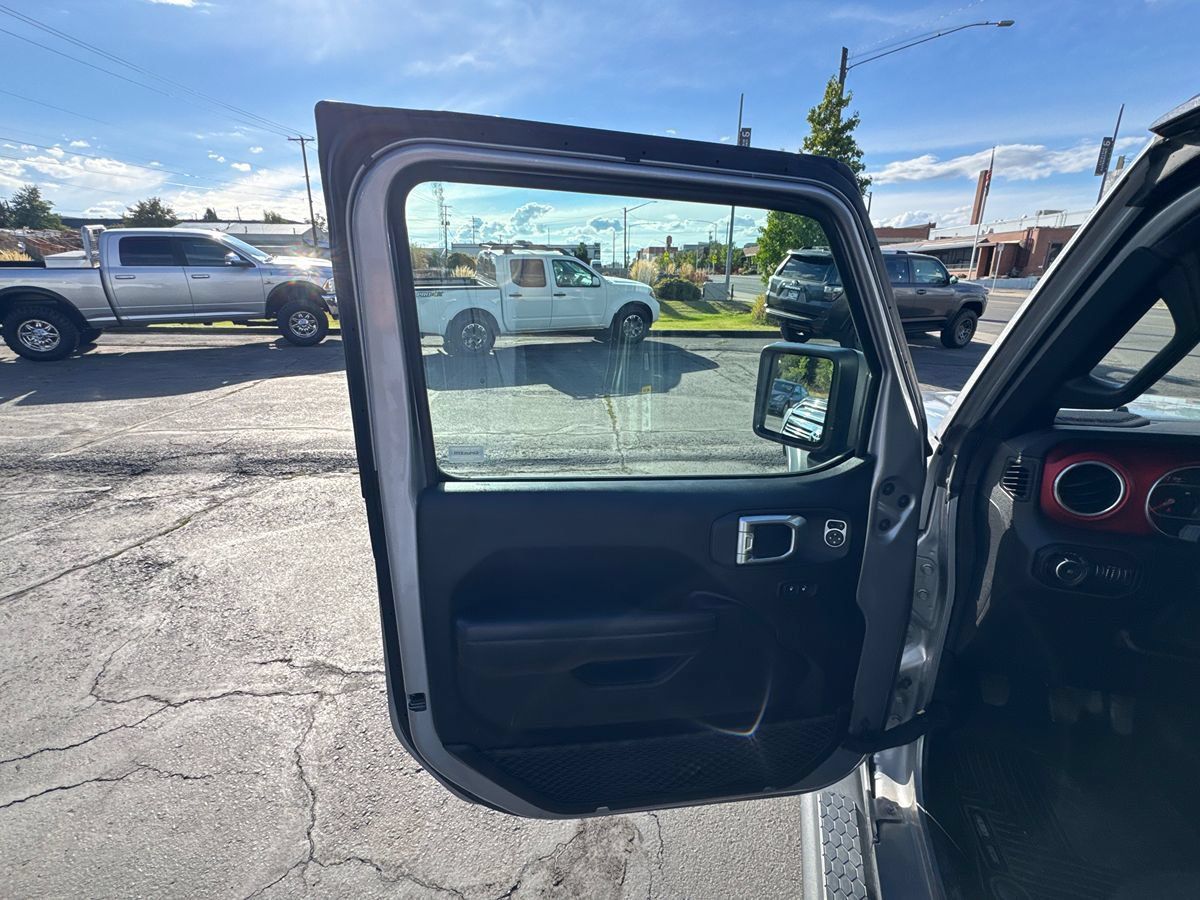 Used 2018 Jeep Wrangler Unlimited Rubicon w/ LED Lighting Group AWD/4WD image 12