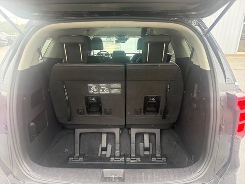 Used 2025 Kia Carnival FWD image 18