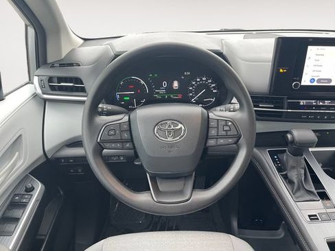 Used 2025 Toyota Sienna LE w/ LE Plus Package FWD image 12