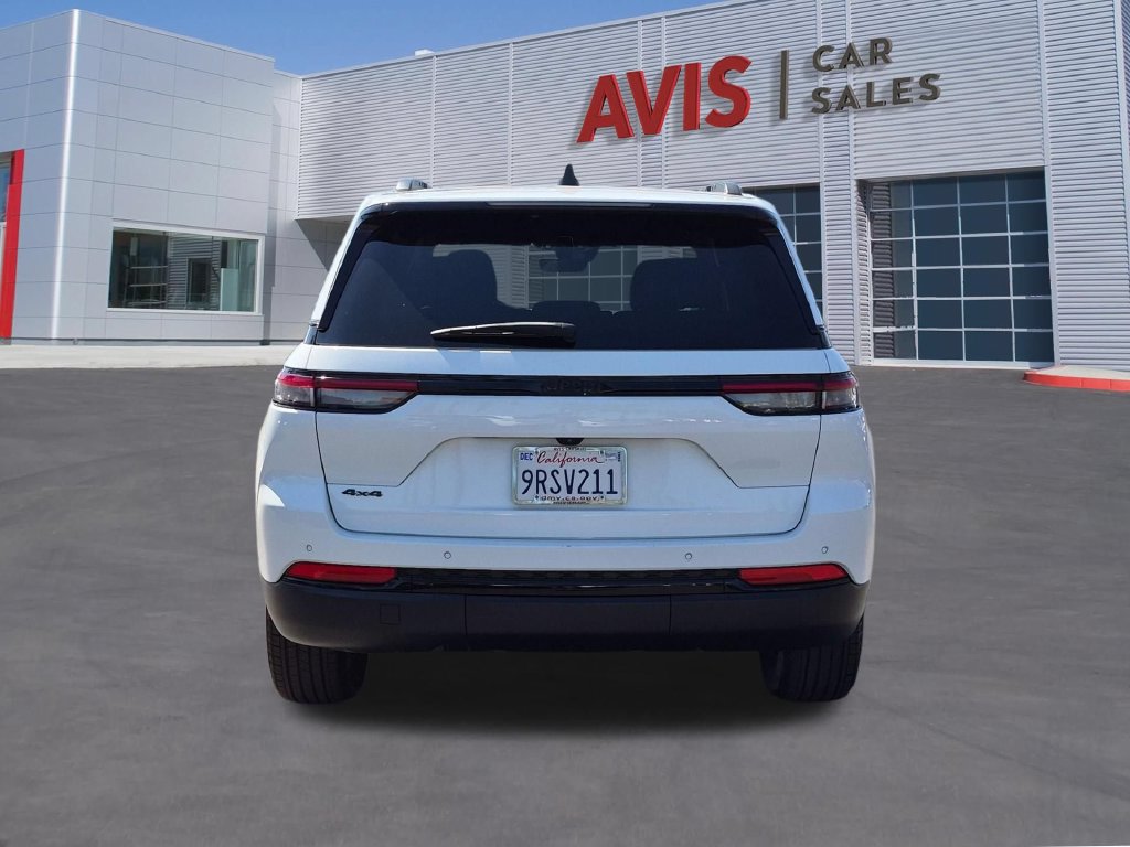 Used 2025 Jeep Grand Cherokee Altitude AWD/4WD image 7