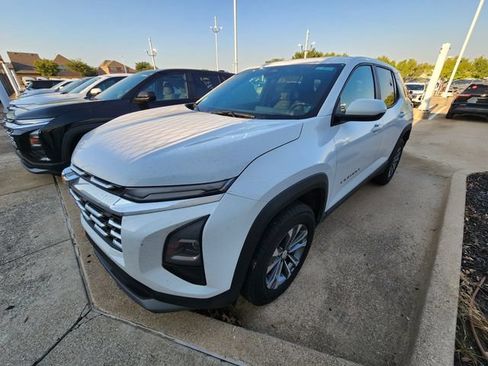 Used 2026 Chevrolet Equinox LT FWD image 3