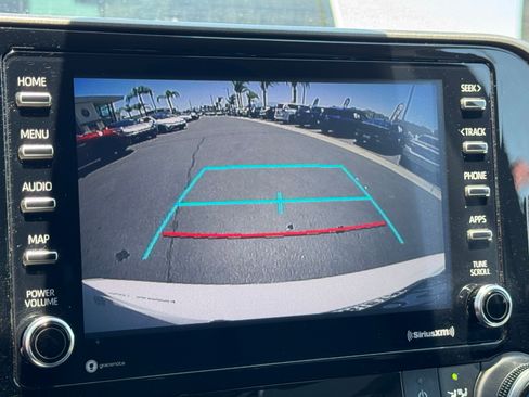 Used 2020 Toyota Highlander L FWD image 27