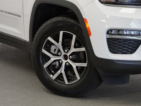 Used 2025 Jeep Grand Cherokee Limited w/ Trailer Tow Package AWD/4WD image 8