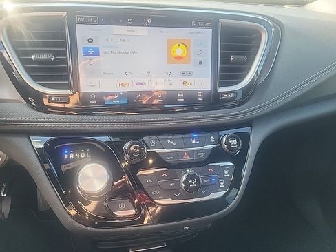 New 2026 Chrysler Pacifica Select image 8