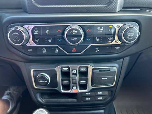 Used 2019 Jeep Wrangler Unlimited Sahara w/ LED Lighting Group AWD/4WD image 26