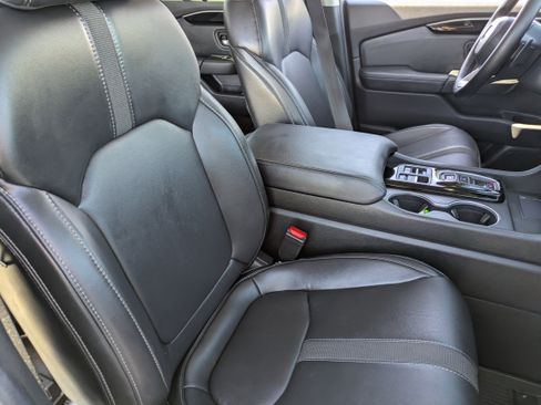 Used 2025 Honda Pilot Touring image 11