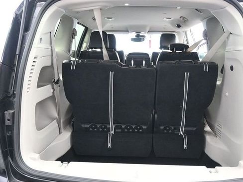 Used 2023 Chrysler Pacifica Touring-L image 12