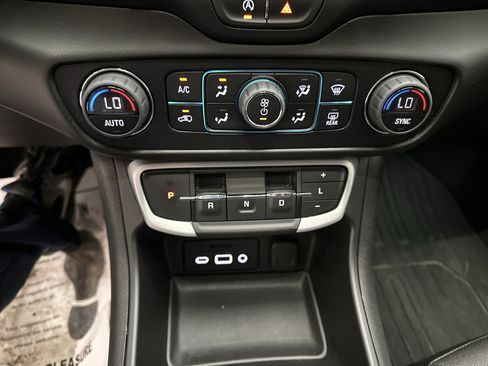 Used 2022 GMC Terrain SLT w/ LPO, Floor Liner Package AWD/4WD image 33