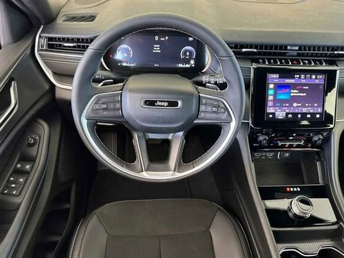 New 2025 Jeep Grand Cherokee Altitude image 11