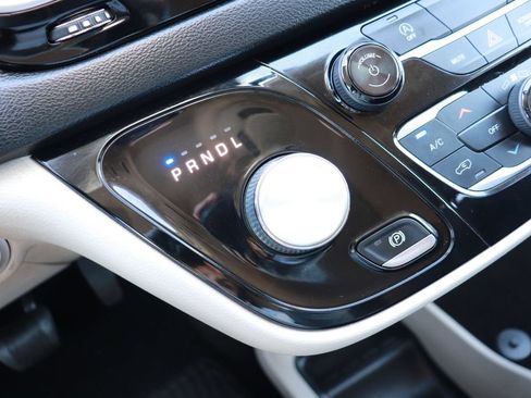 Used 2020 Chrysler Voyager L FWD image 16
