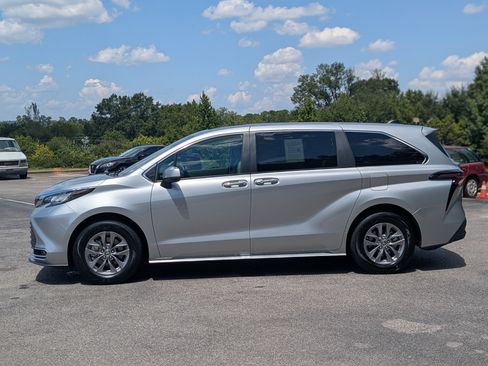 Used 2023 Toyota Sienna XLE FWD image 6