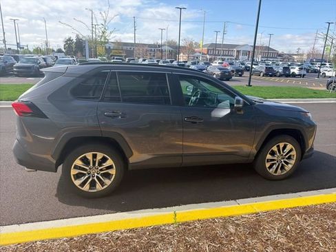 Used 2022 Toyota RAV4 XLE Premium image 10