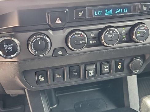 Used 2019 Toyota Tacoma TRD Sport w/ TRD Premium Sport Package AWD/4WD image 17