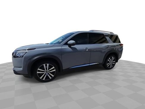 Used 2024 Nissan Pathfinder Platinum image 4