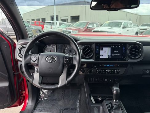 Used 2017 Toyota Tacoma TRD Sport AWD/4WD image 14